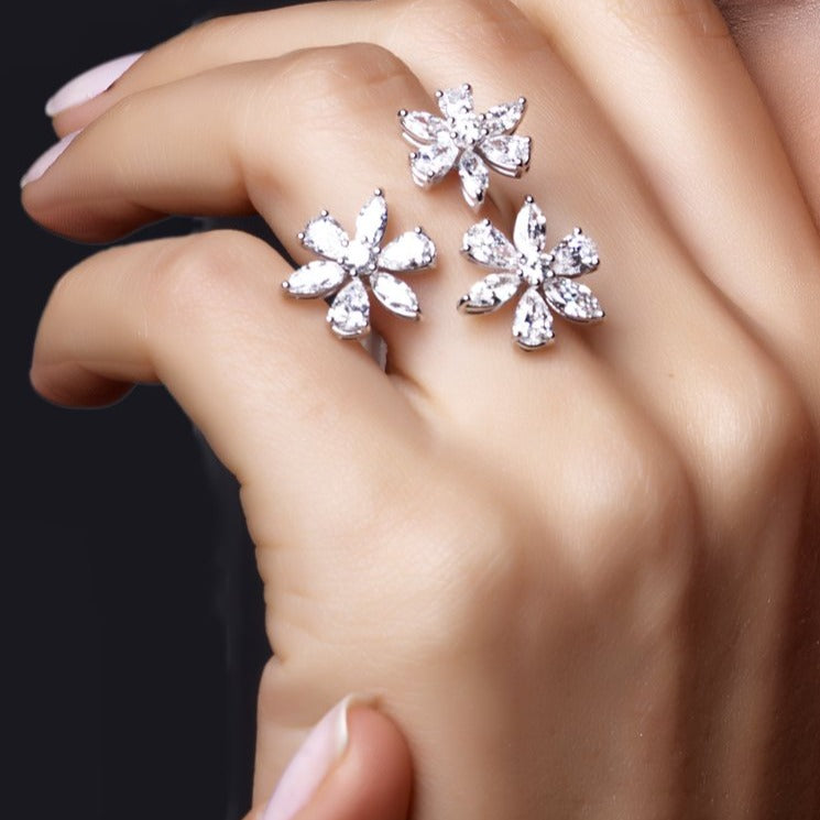 Anillo Zydo triple flor con pera, marquesa y diamantes redondos en oro blanco 54706