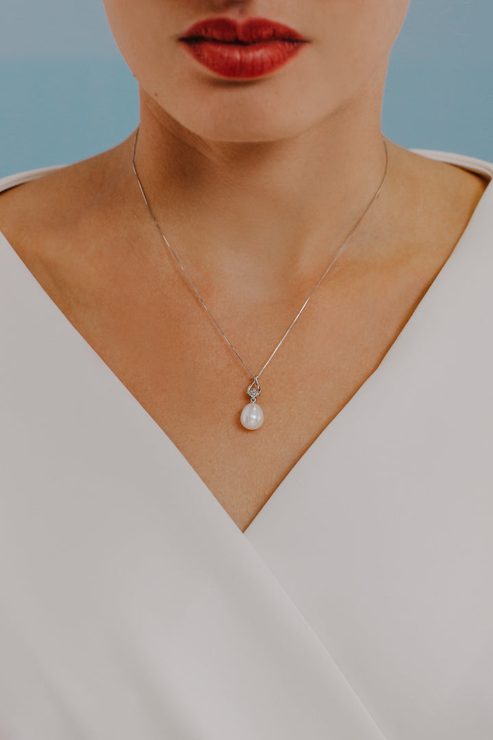 Comete Necklace Pearls in Gold and Diamonds GLP580
