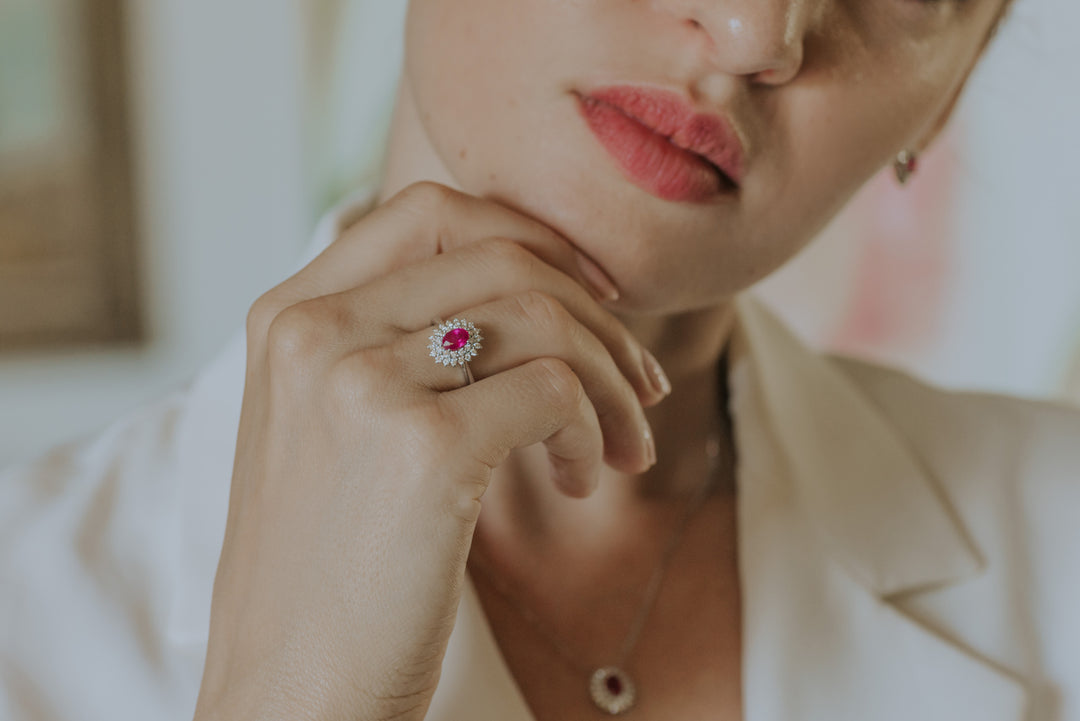 Comete Anello in Oro Diamanti e Rubino ovale ANB2622