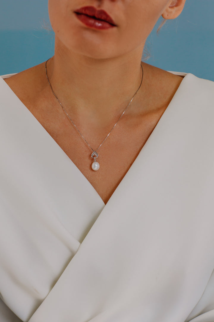 Comete Necklace Pearls in Gold and Diamonds GLP547