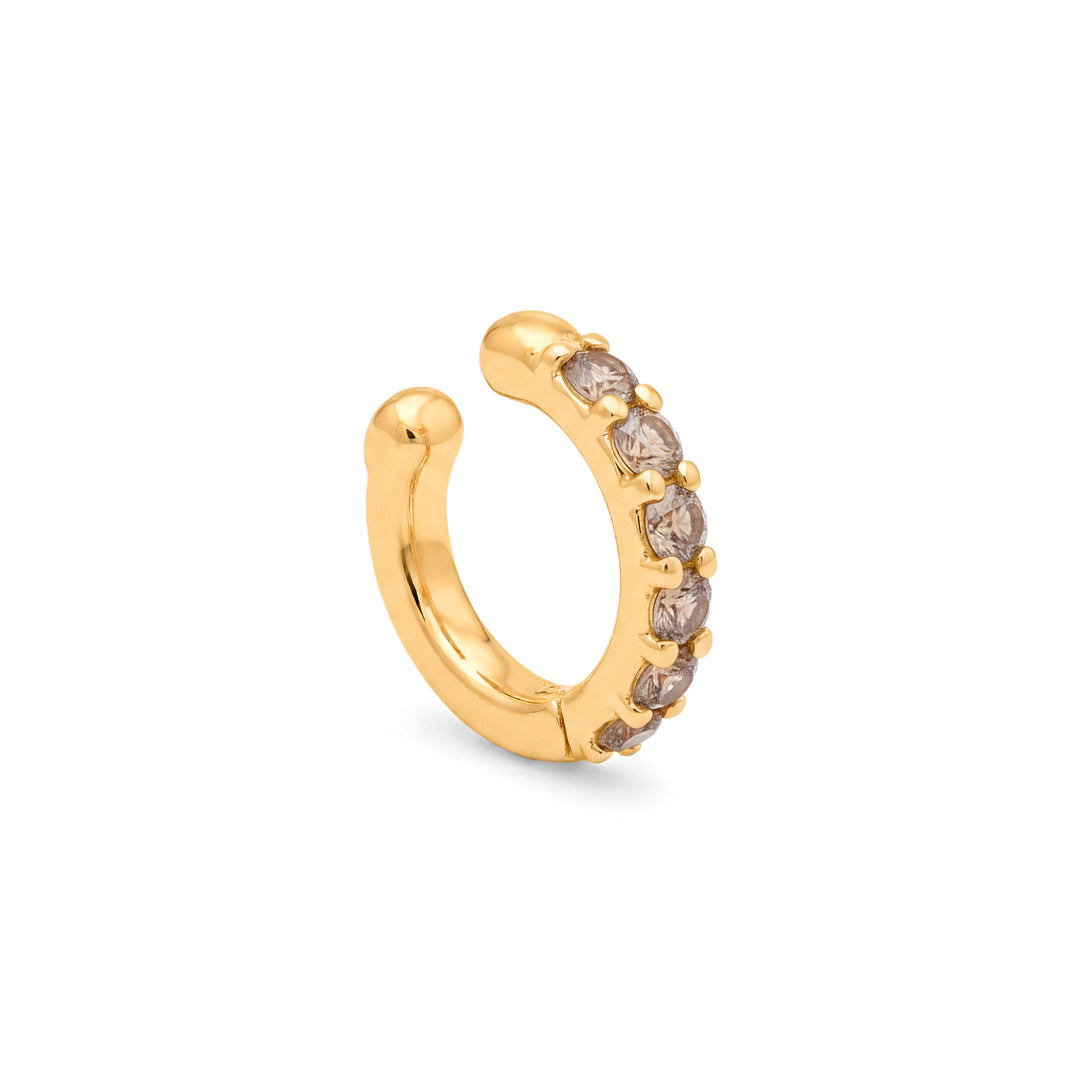 Mikiko o ear cuff resorte de 9kt con seis diamantes marrones, en oro amarillo MXDOEC780R1BW028
