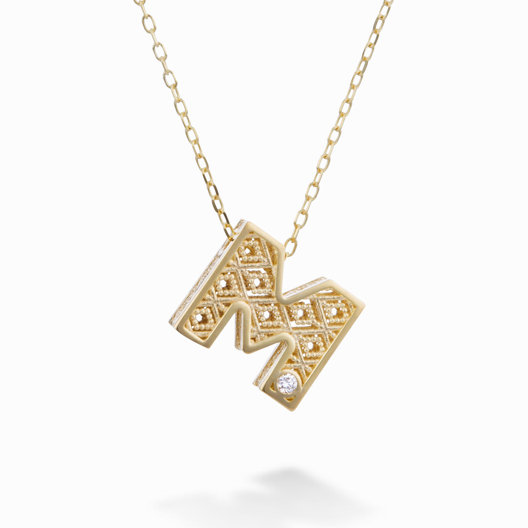 Mikiko cl 18k letra m oro amarillo diam. ct.0.01 MDLETMO1