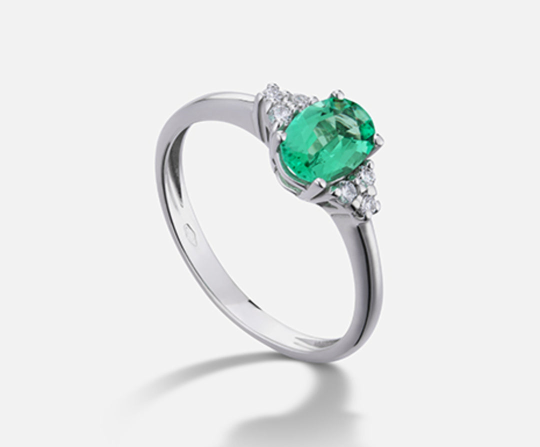 Mikiko an 18k oval emerald 7x5 ct.0.60 dia ct.0.09 MA5112O4BE