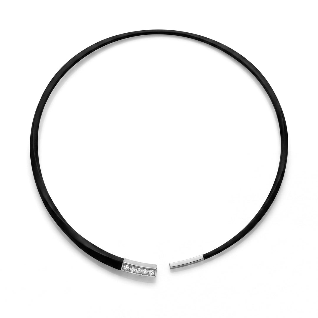 Collier Golay en titane noir avec éléments en titane gris brillant et cinq diamants sur l&