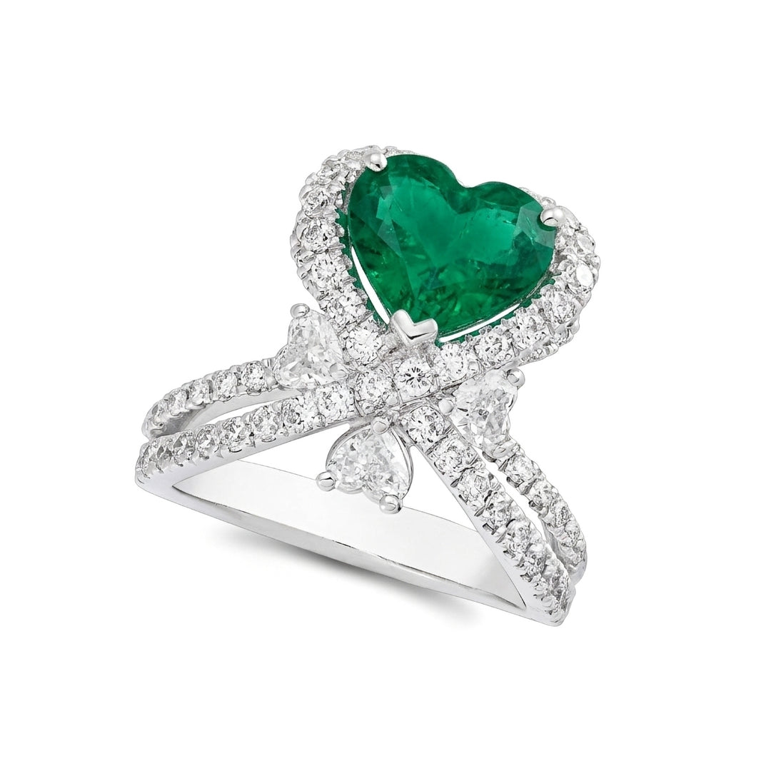 Anillo con corazón de esmeralda de World Diamond Group, corazón de 10x9 y diamantes redondos APU172DSM-26068110168