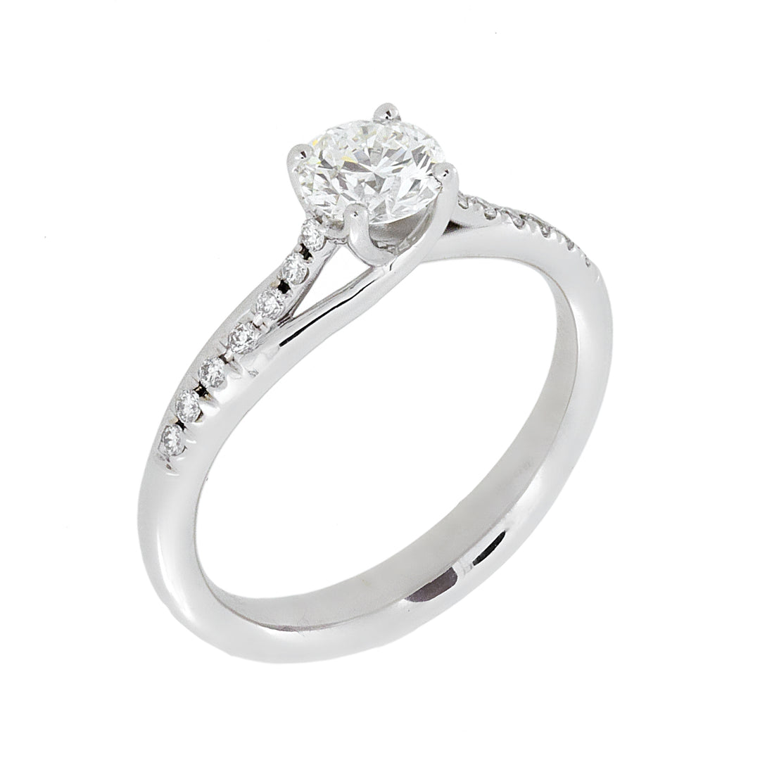 Bague solitaire Golay Grace avec diamants sur la tige. pes ABTRESOL02-21259110034