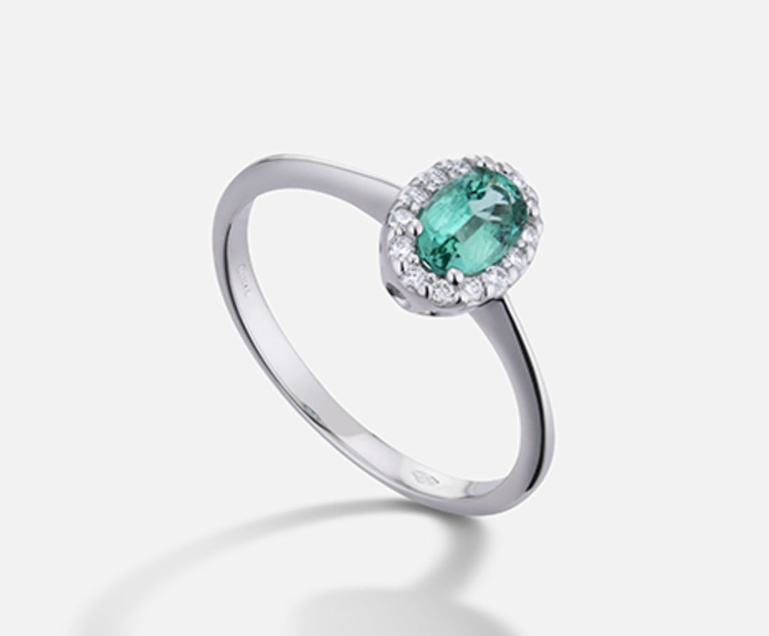 Mikiko an 18k oval emerald 6x4 ct.0.30 dia ct.0.09 MA5115O4BE